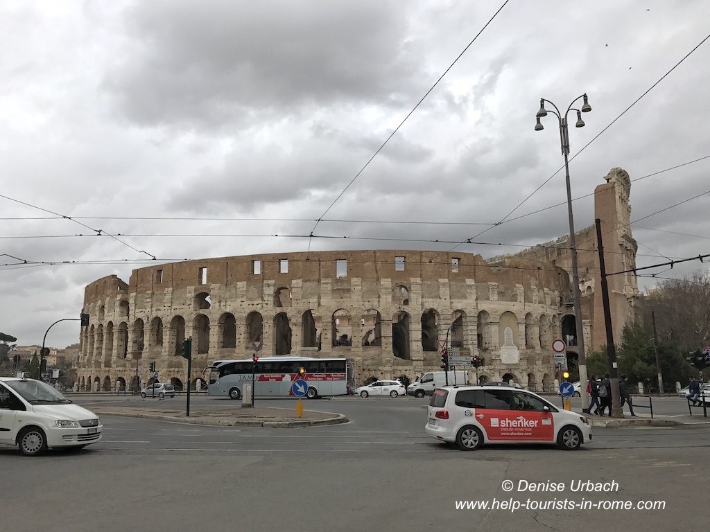 Taxi in Rom vor Kolosseum