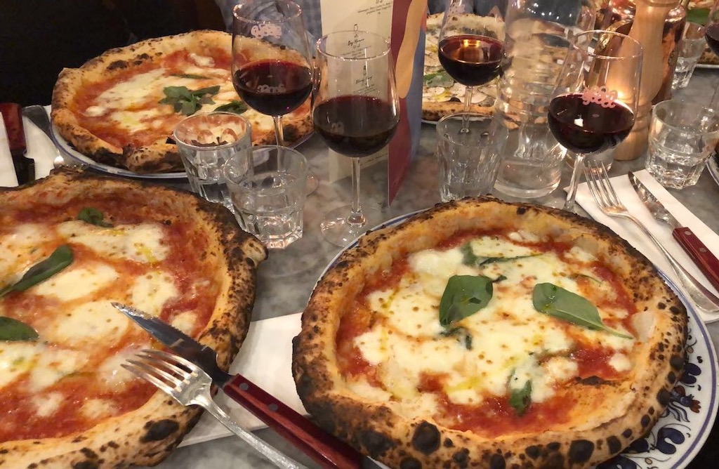 Eating Pizza in Rome : HelpTourists in Rome