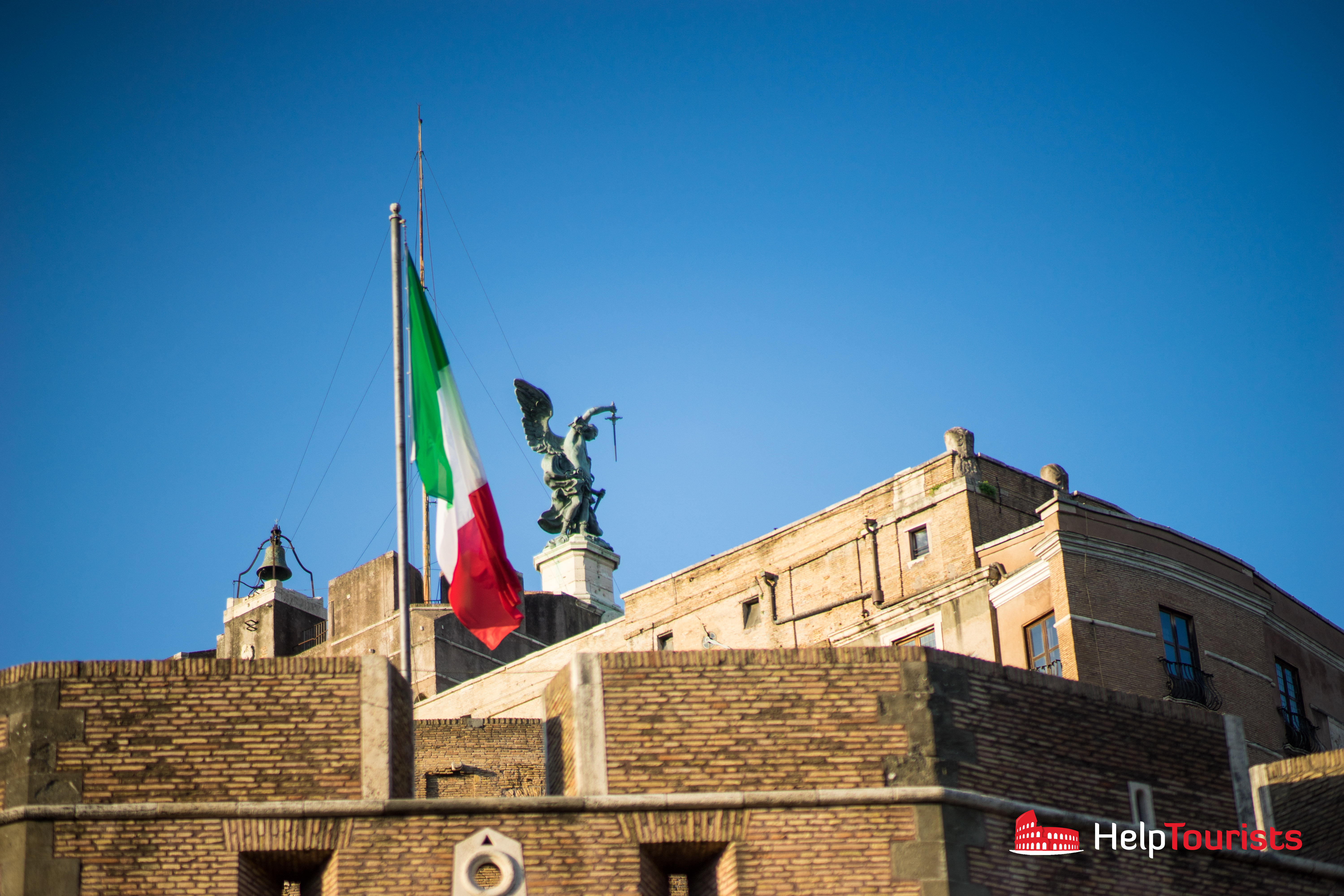 ROM_Engelsburg_Statue_Italien-Flagge_l