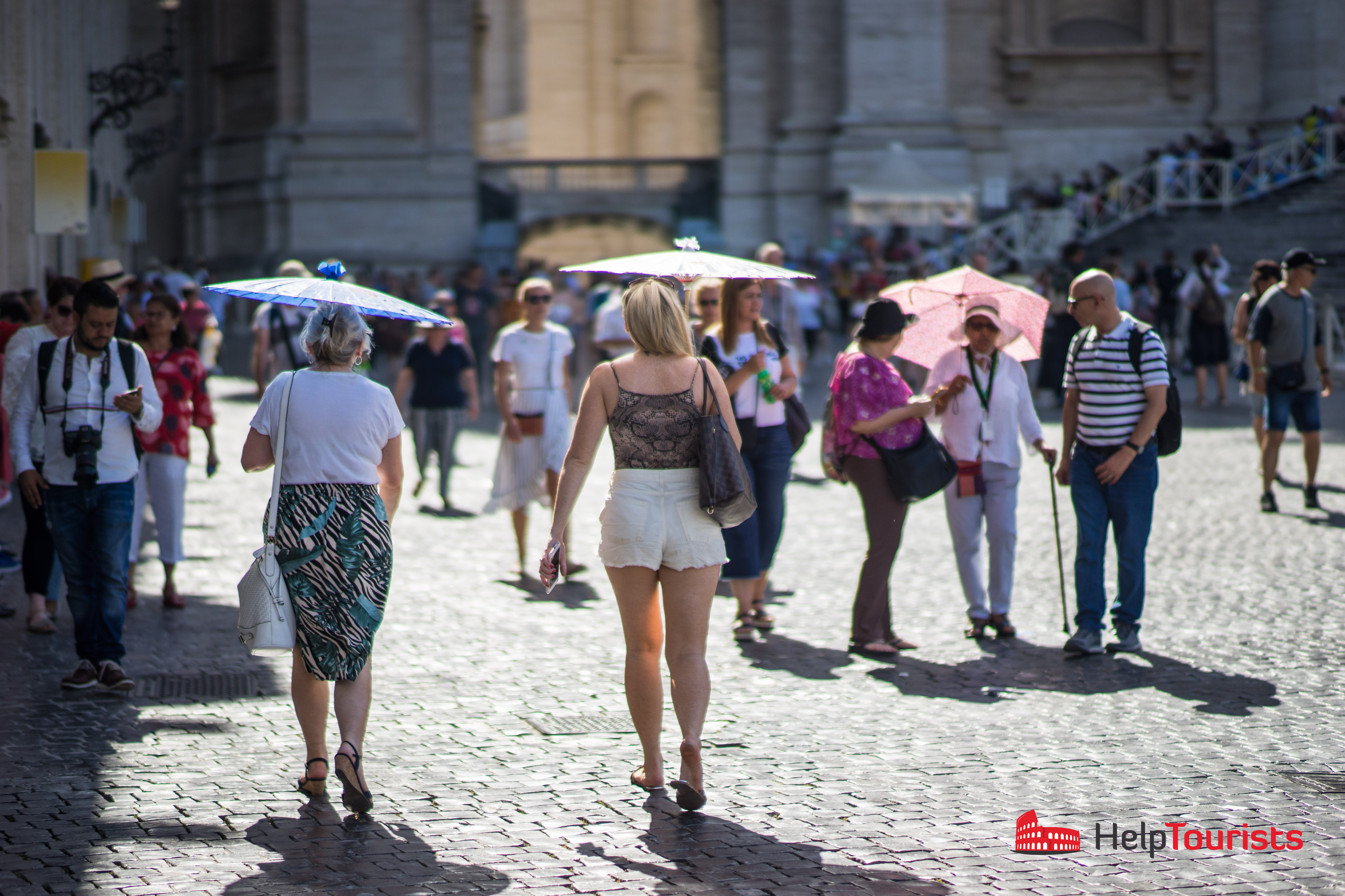 ROME_Piazza-San-Pietro_Tourists_l
