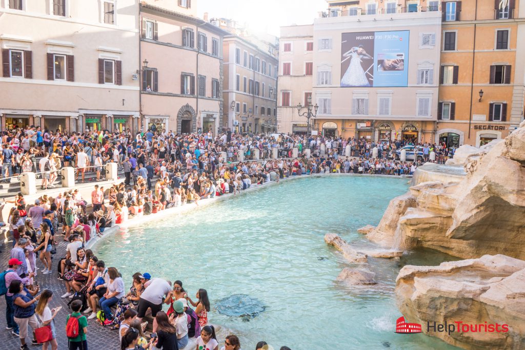 ROME_Trevi fountain_crowd_l
