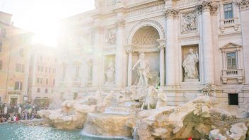 Trevi Brunnen Rom: Geld, Brauch, Adresse und Bedeutung